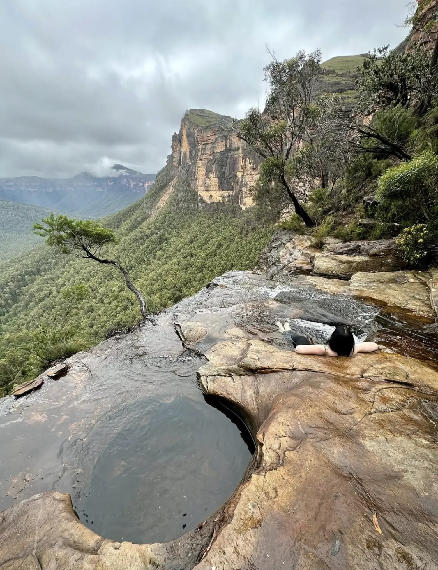 how far are the blue mountains from sydney